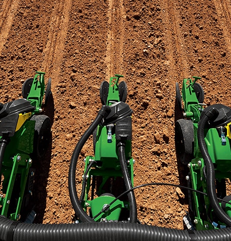 Osévání pole pomocí secího stroje John Deere řady 1700