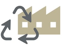 Ikona v podobě loga recyklačního postupu s třemi šipkami nad ikonou znázorňující budovu