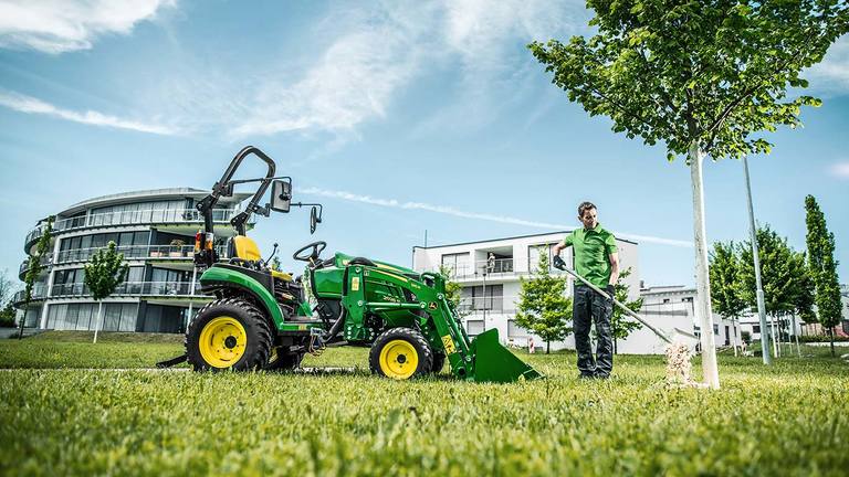 Kompaktn&iacute; traktor s nakladačem 120R