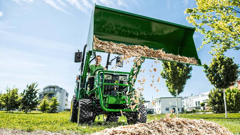 Kompaktn&iacute; traktor s nakladačem 120R