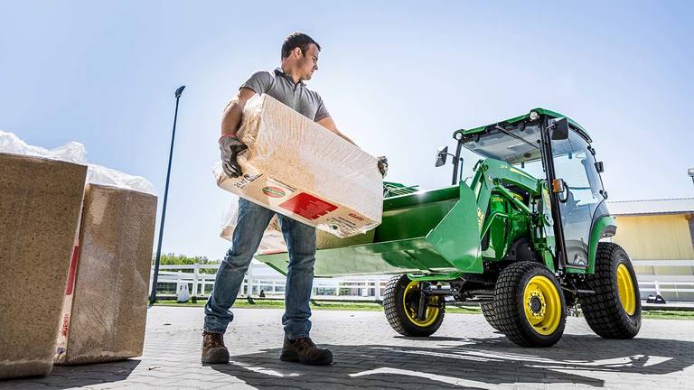 Kompaktn&iacute; traktor s nakladačem 220R