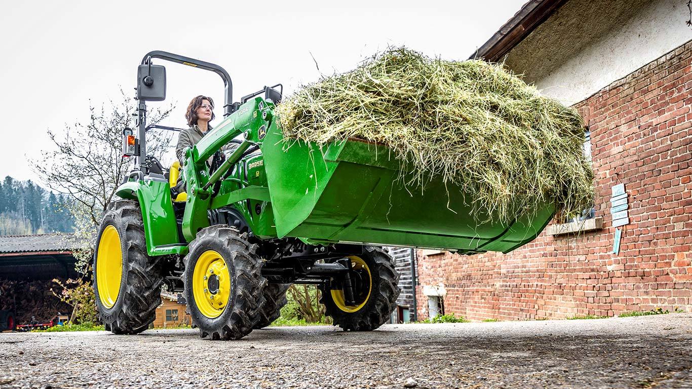 Kompaktn&iacute; traktor s nakladačem 300E