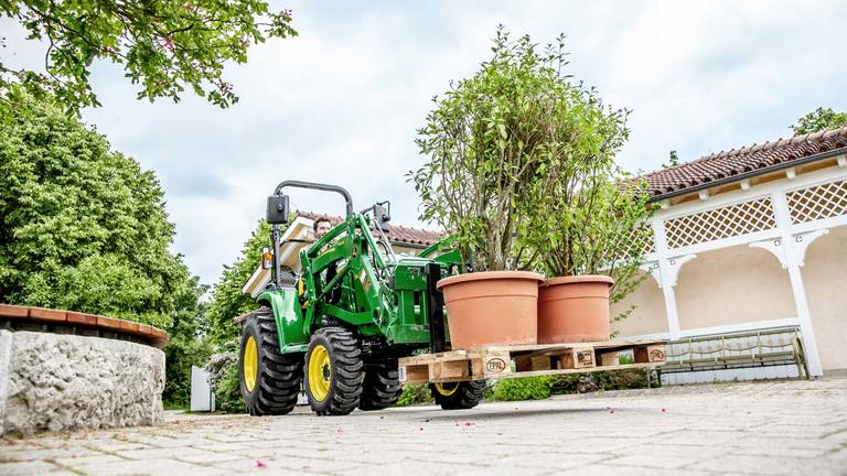 Kompaktn&iacute; traktor s nakladačem 300E