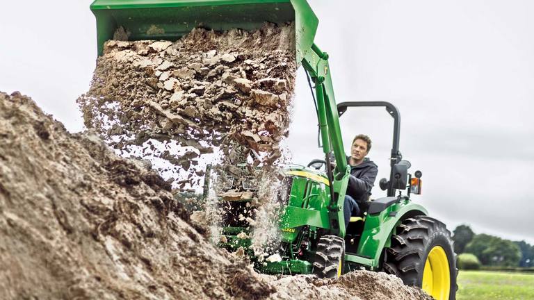 Kompaktn&iacute; traktor s nakladačem 400E