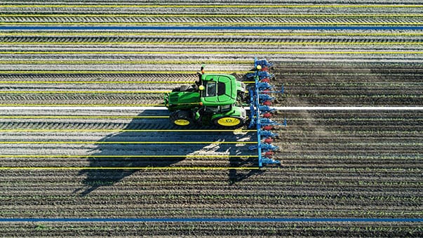 Muž vystupující na postřikovač 612R