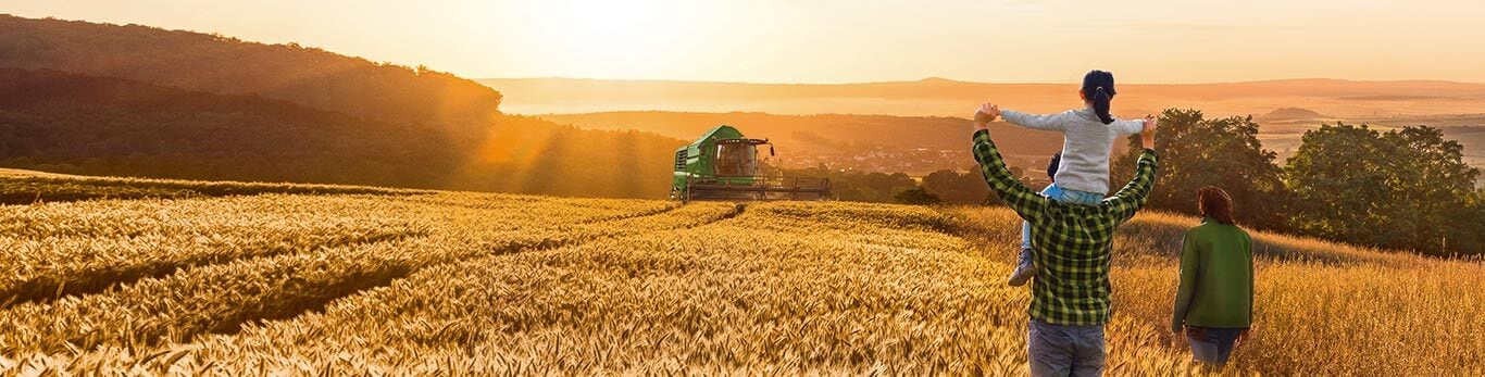 Rodina financování John Deere v pšeničném poli