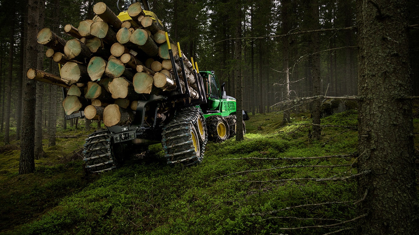 John Deere 1510G vyvážecí stroj převáží klády v lese