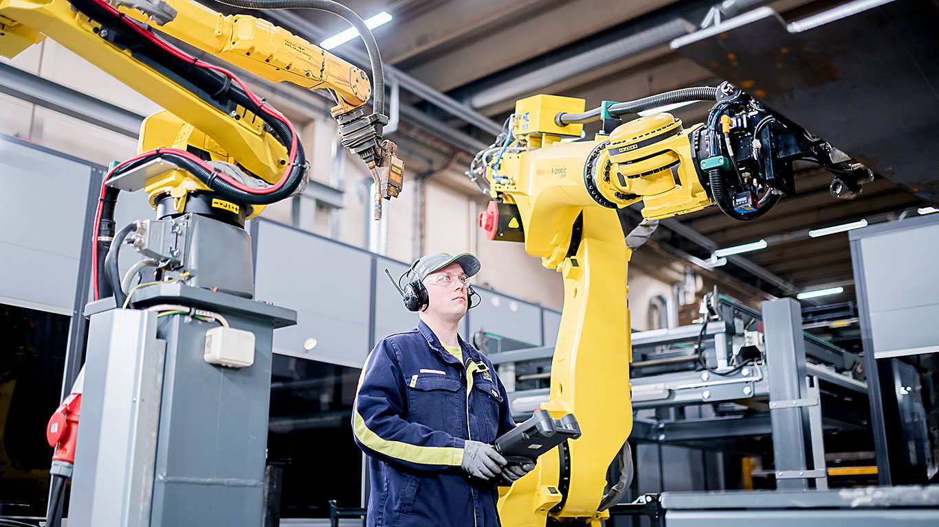 Jarkko Tuononen řídí robota v továrně