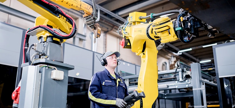 Svářeč Jarkko Tuononen kontroluje trajektorie svařovacího robota.