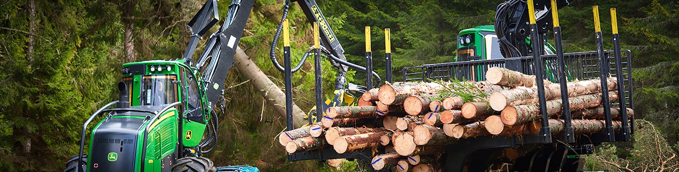 Lesní stroje John Deere pracují v lese