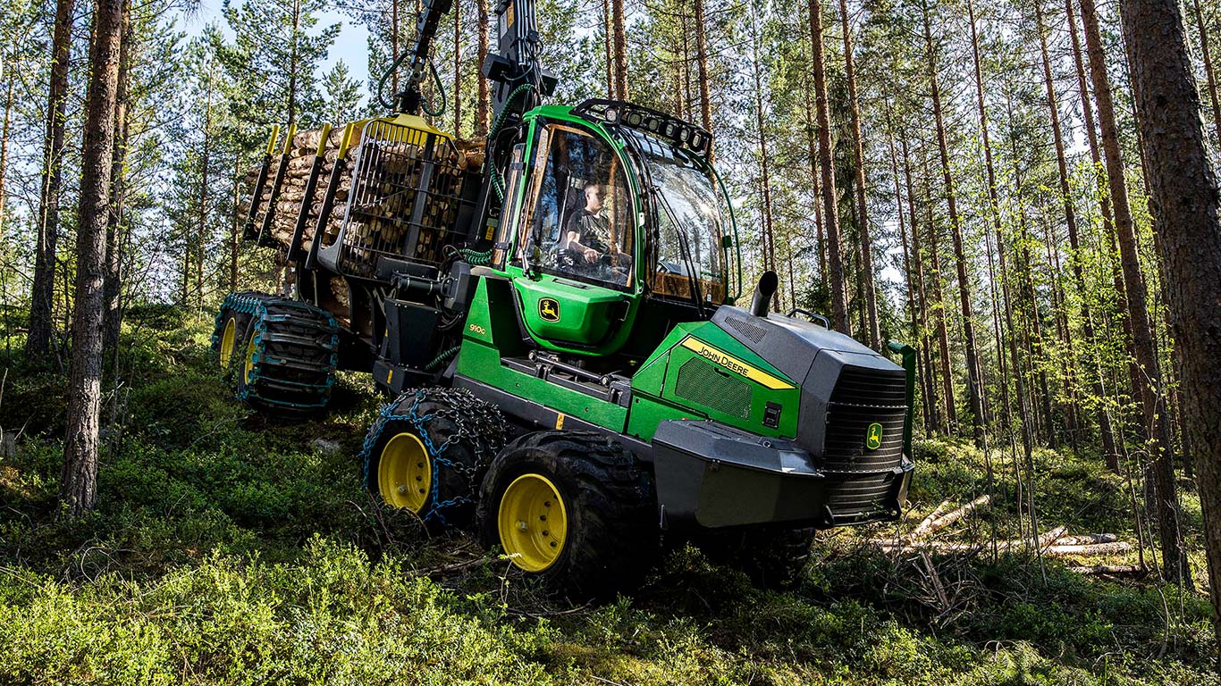 John Deere 910G v dřevu