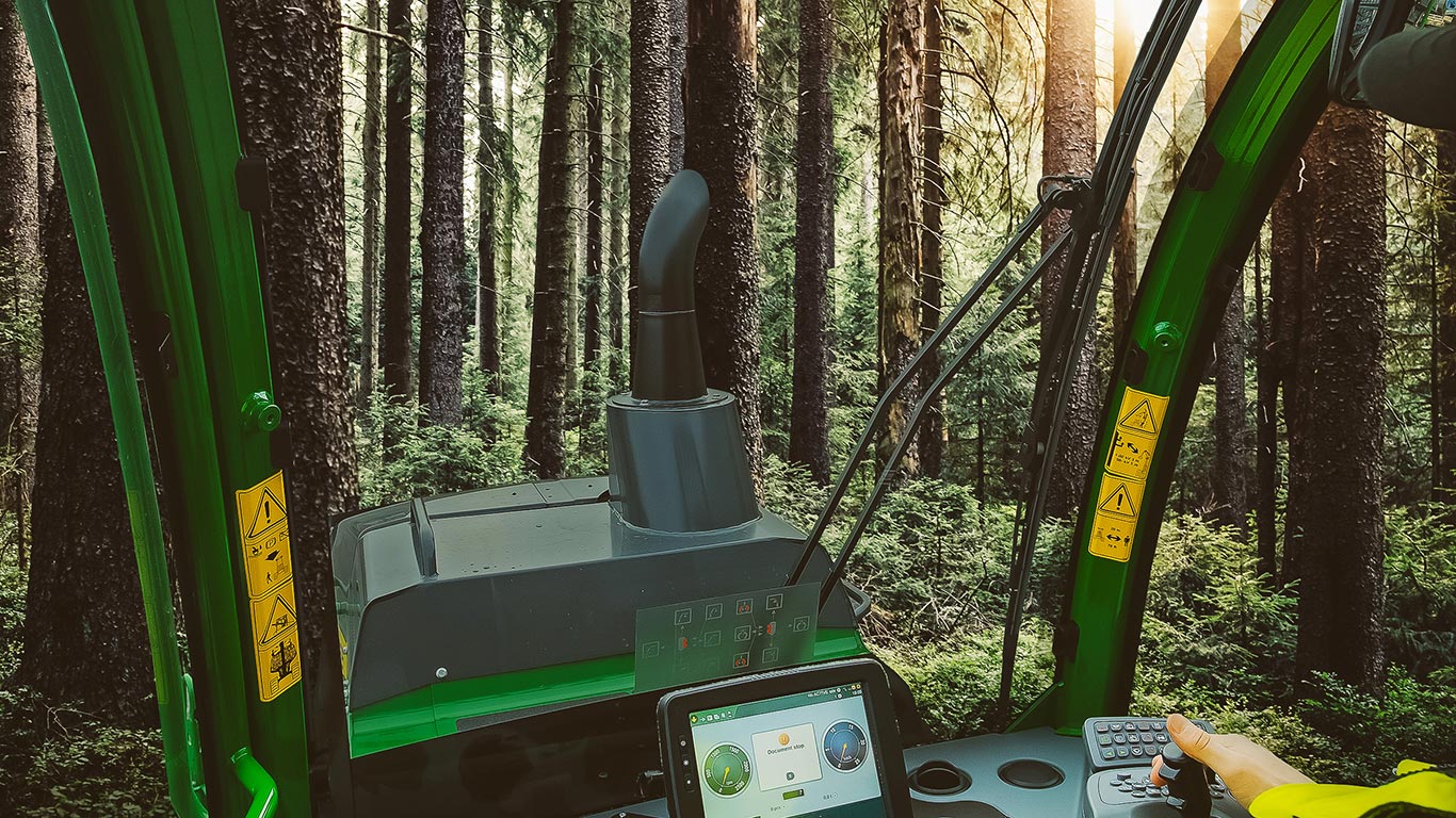 Pohled do lesa z lesnického stroje John Deere