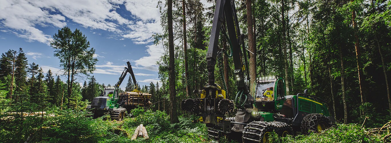Lesní stroje John Deere pracují v lese