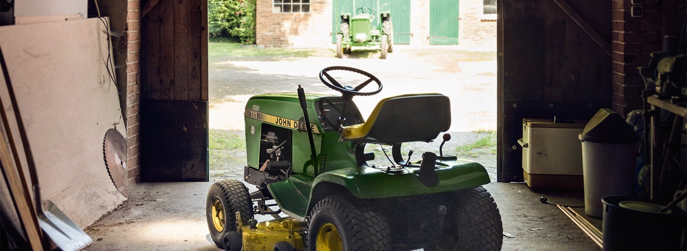 Starý zahradní traktor, stodola, majitel