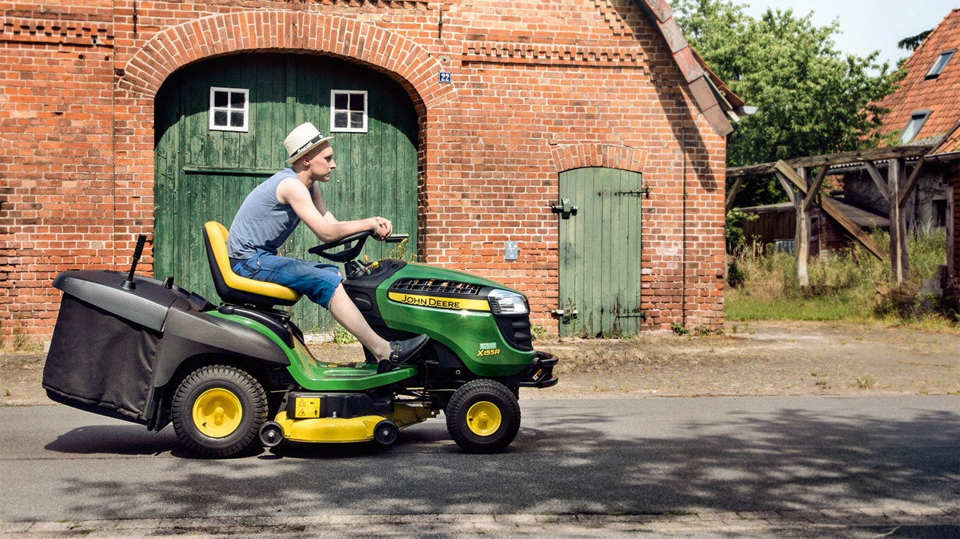 Starý zahradní traktor, vesnice, zákazník