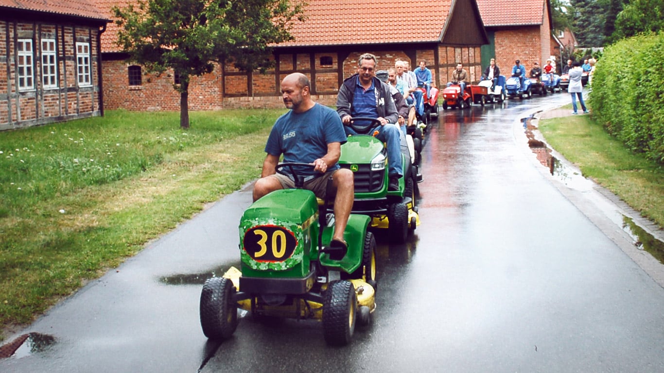 Starý zahradní traktor, majitel, vesnice, slavnost