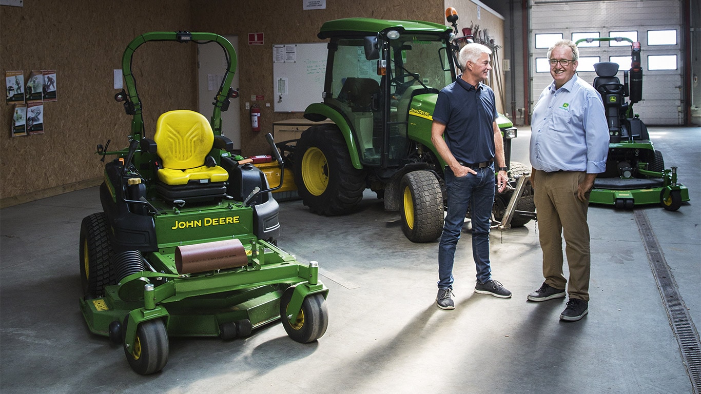 Komerční sečení, strojní hala, sekačka s nulovým poloměrem otáčení, kompaktní traktor, zákazník, prodejce, hovor