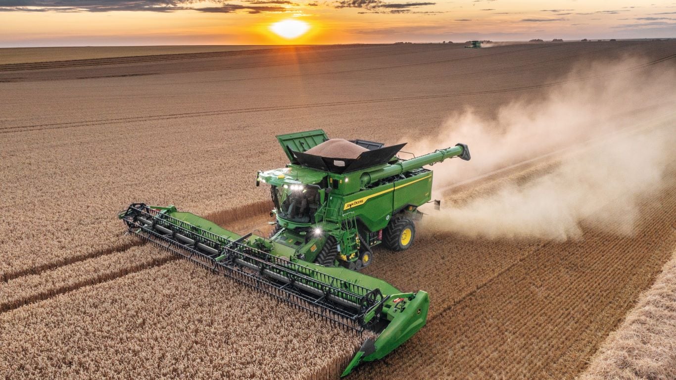 s7-900-combine-harvesting-wheat