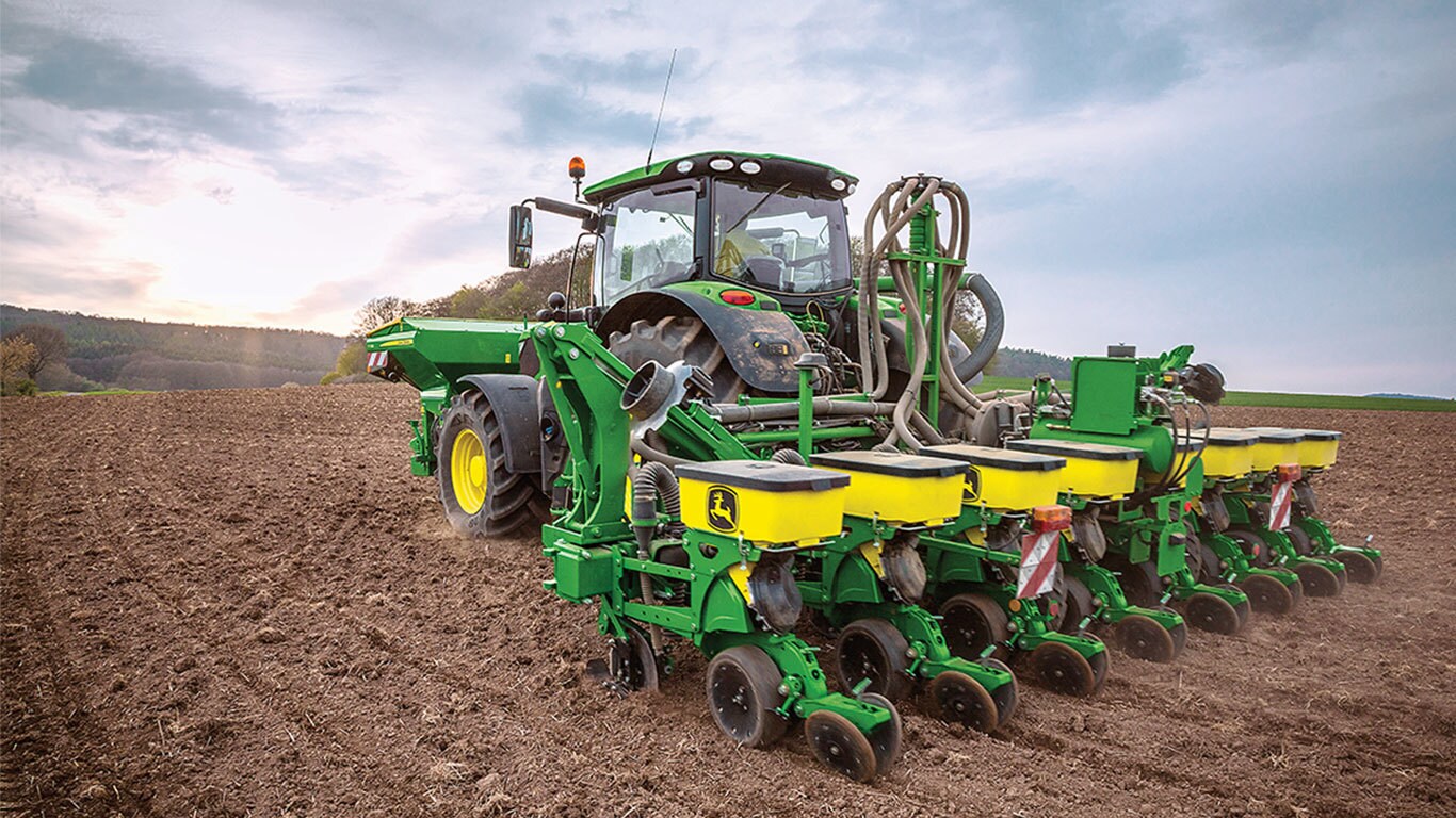 Traktor John Deere 6R t&aacute;hne 8ř&aacute;dkov&yacute; sec&iacute; stroj 1725NT