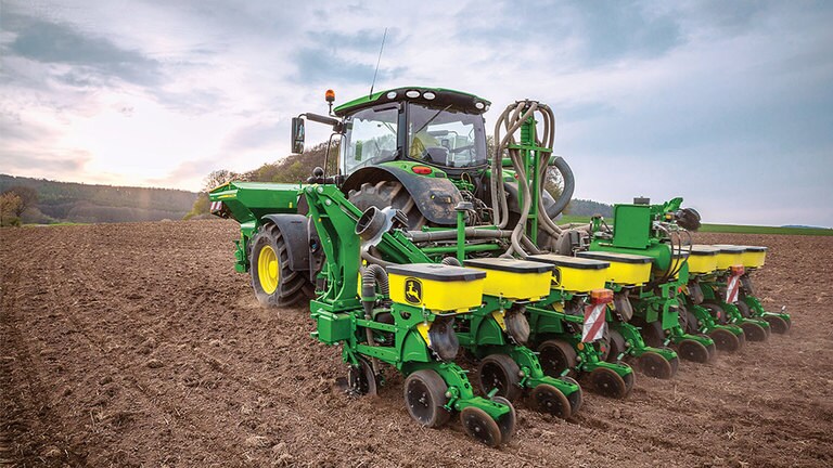 Traktor John Deere 6R t&aacute;hne 8ř&aacute;dkov&yacute; sec&iacute; stroj 1725NT