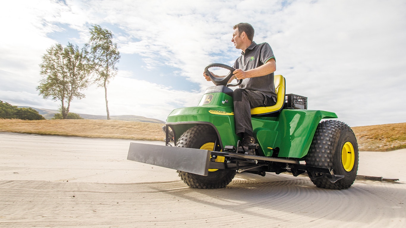 1200A, bankrovačky, hřiště, čelní radlice, golfové hřiště, golf a sporty