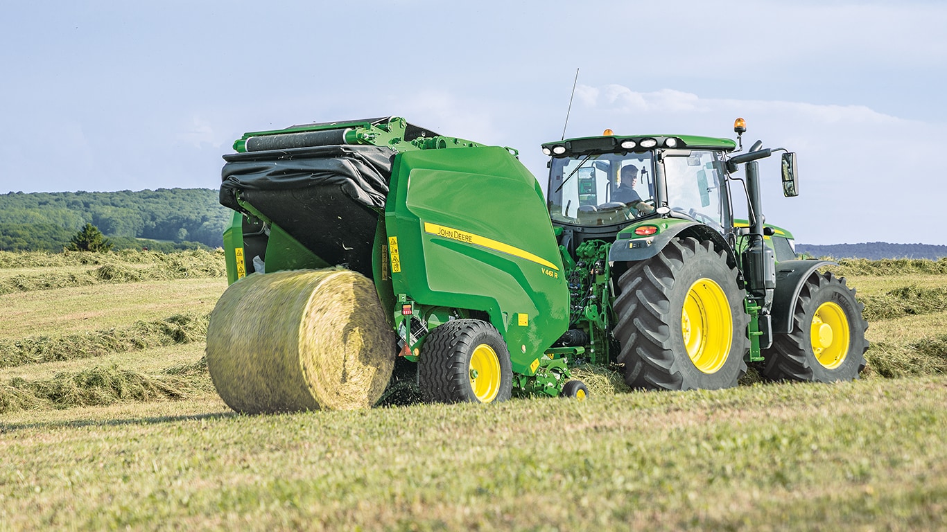 Sběrací lis s variabilní komorou V461R John Deere s traktorem 6R