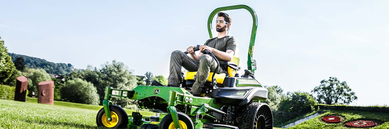 Commercial Mowing, Z900R Series, Zero-Turn Mowers