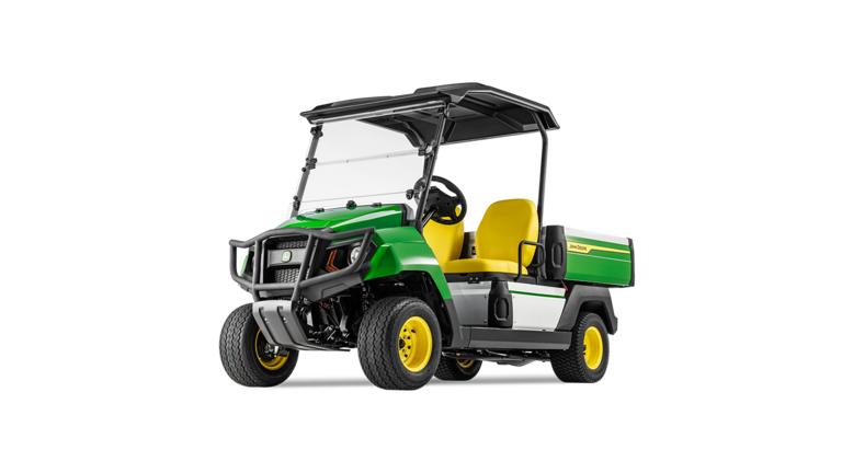 Pohled zepředu na tři čtvrtiny užitkového vozidla John Deere Gator GS s robustním nárazníkem a prostornou ložnou plochou.