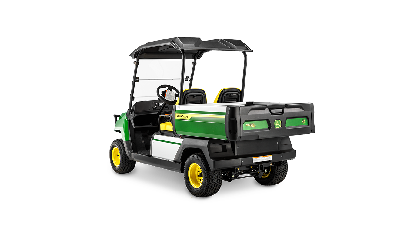 Zadní pohled z úhlu na elektrický model John Deere Gator GS s nákladním prostorem a dvojitými sedadly pod černou střechou.