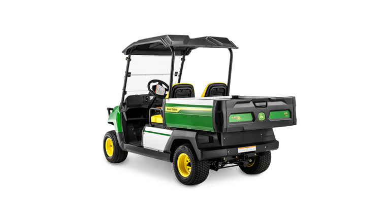 Zadní pohled z úhlu na elektrický model John Deere Gator GS s nákladním prostorem a dvojitými sedadly pod černou střechou.