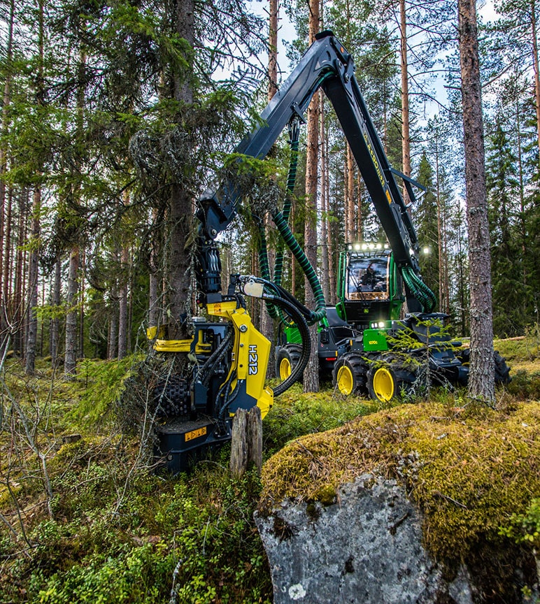 John Deere 1070G a H212 v lese