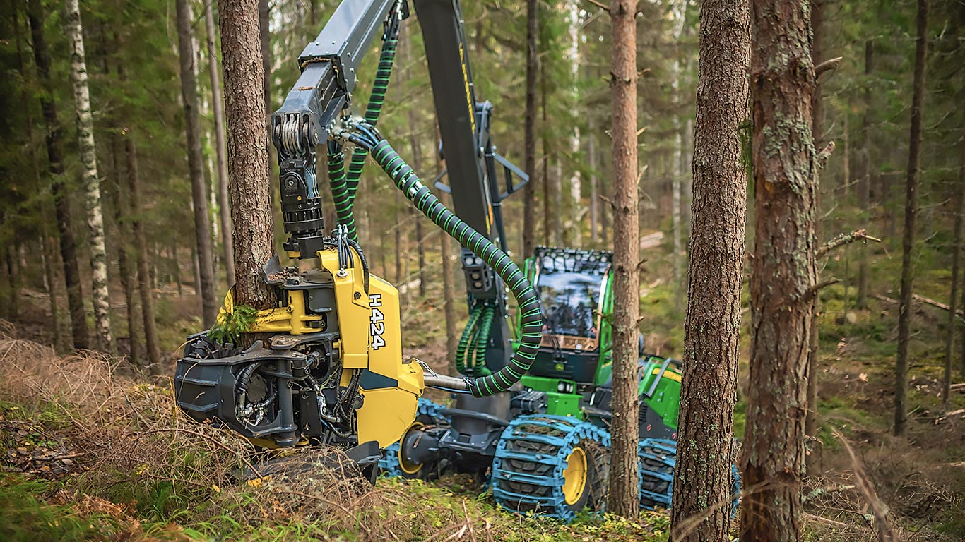 John Deere H424 při práci