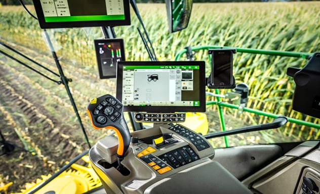 Samojízdná sklízecí řezačka F9 700 nakládající přívěs Joskin tažený traktorem John Deere 6R