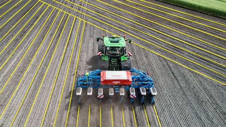 Traktory Autopath John Deere, pohled shora