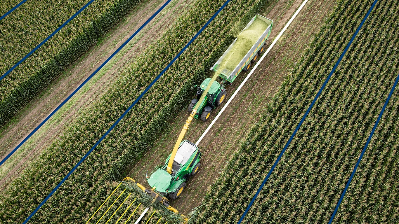 traktor na farmě pohled shora