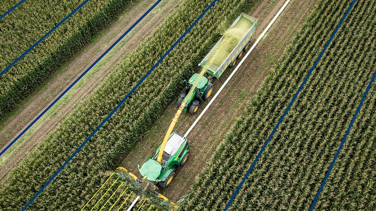 traktor na farmě pohled shora