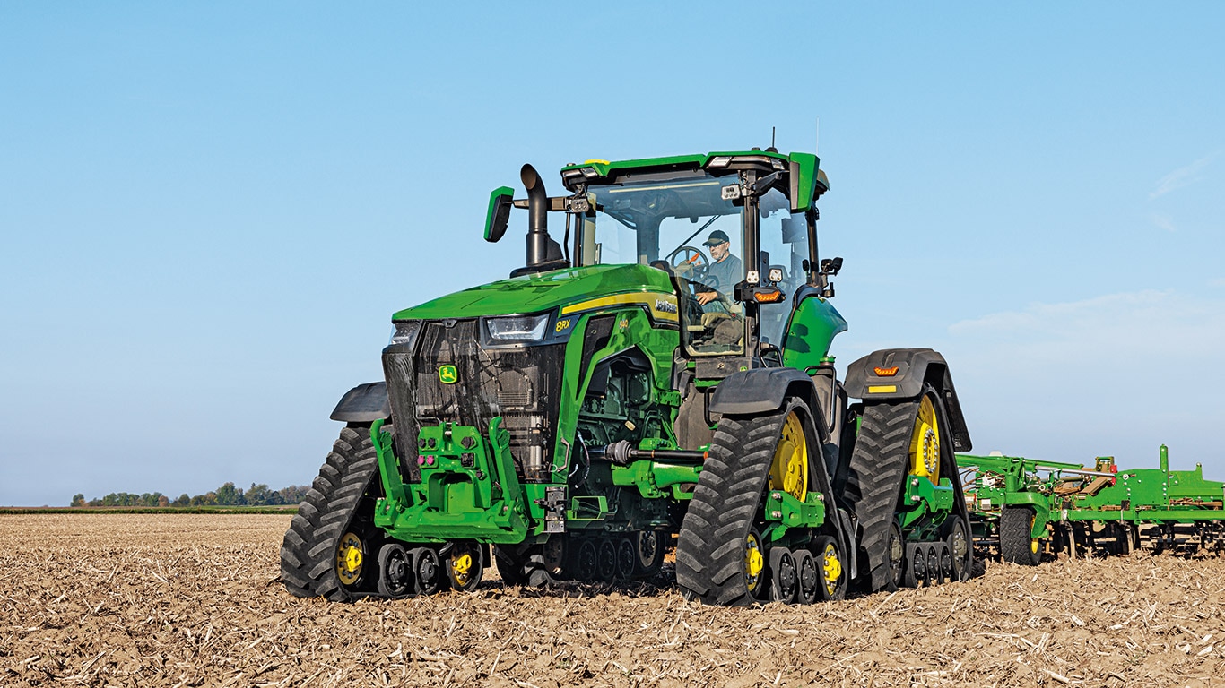 Unikátní čtyřpásové traktory 8RX