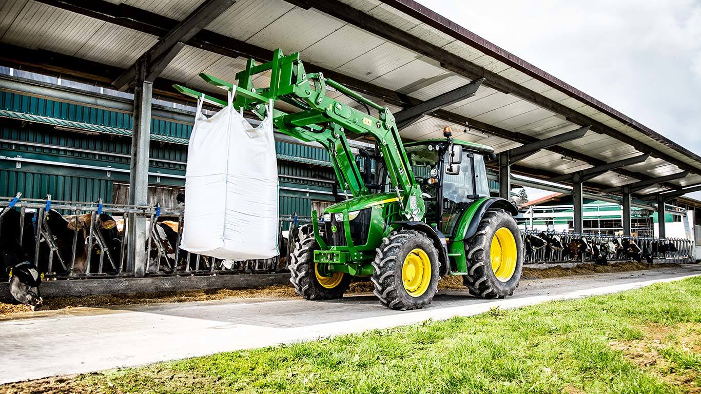 Mal&yacute; traktor řady 5M.