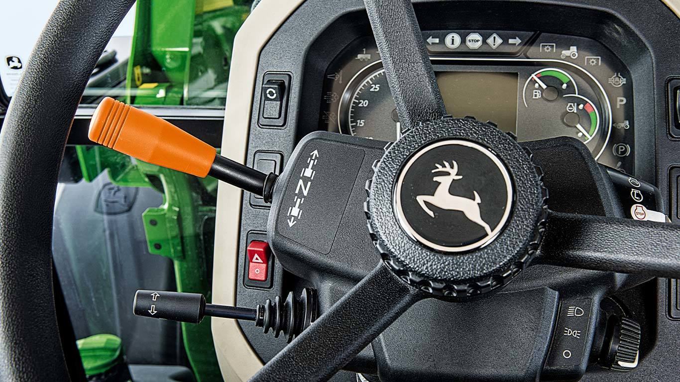 Mal&yacute; traktor řady 5M.