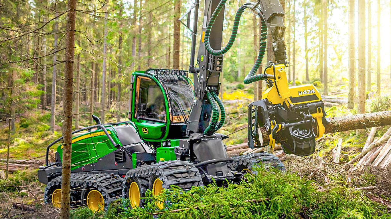 John Deere 1170G/H424 kácí a řeže strom