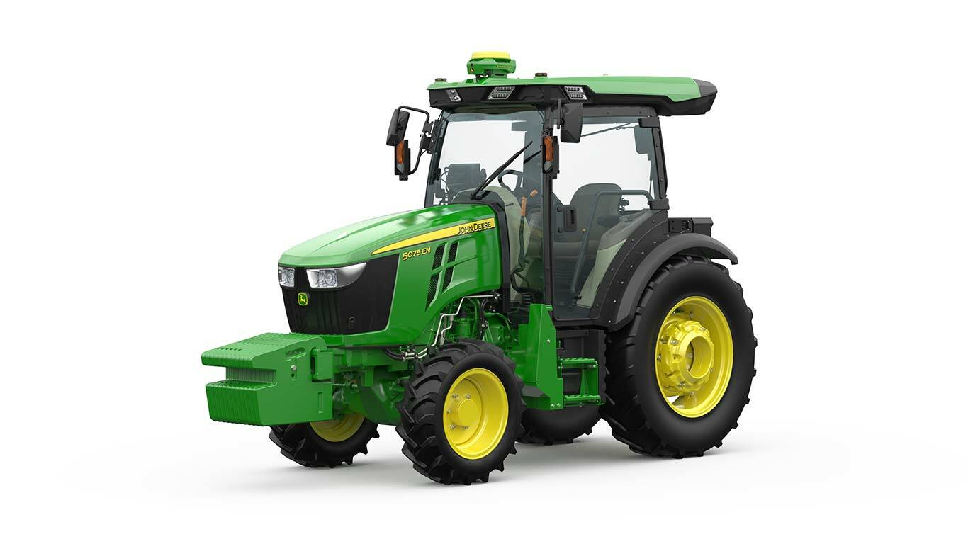 Traktor John Deere 5075EN v zelené a žluté barvě, přední pohled s kompaktním designem a robustními pneumatikami.
