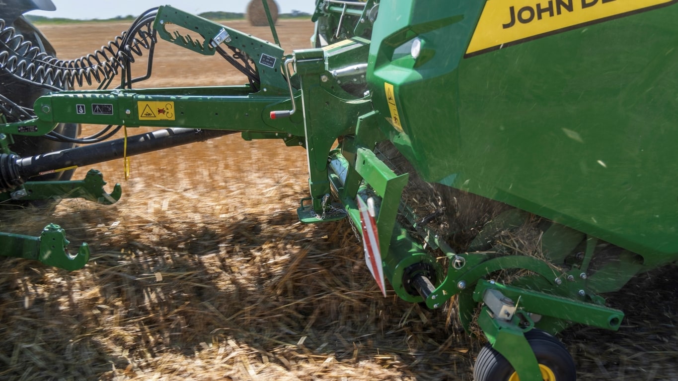 Vysoce výkonný sběrací lis John Deere VR se vyznačuje velkým řádkem slámy