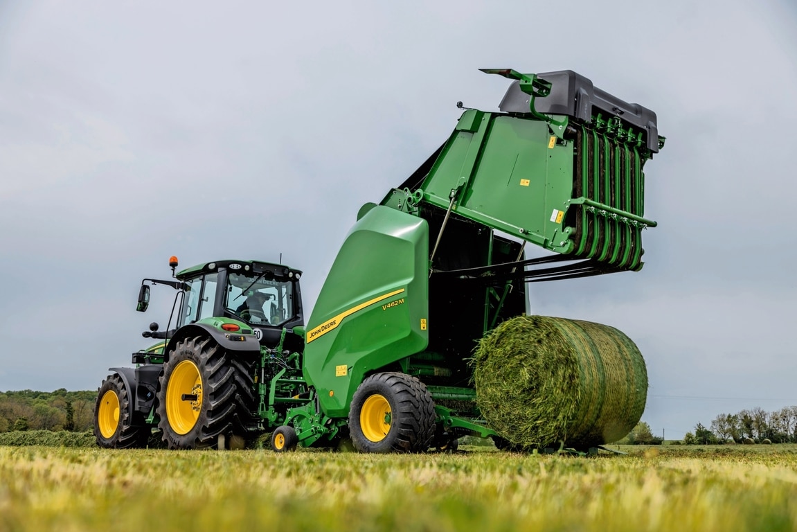 Sběrací lis John Deere V462M tažený traktorem John Deere 6M vyhazující balík trávy